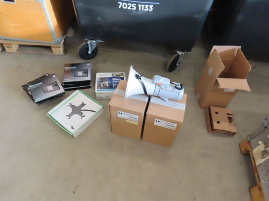 3 paller fra installationsafdeling - Højtalere, kabler, elektronik (se beskrivelse)