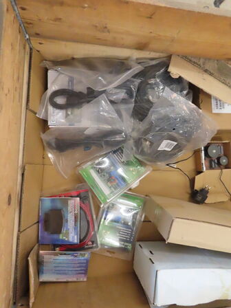 3 paller fra installationsafdeling - Højtalere, kabler, elektronik (se beskrivelse)
