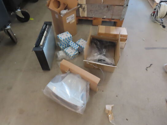 3 paller fra installationsafdeling - Højtalere, kabler, elektronik (se beskrivelse)