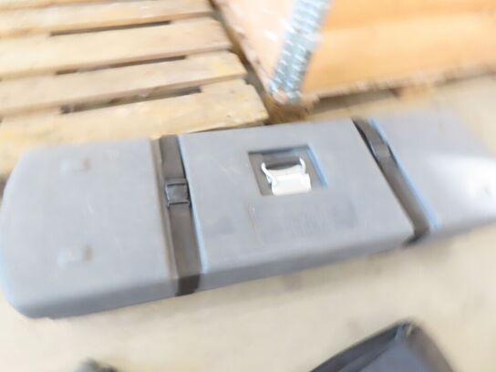 3 paller fra installationsafdeling - Højtalere, kabler, elektronik (se beskrivelse)