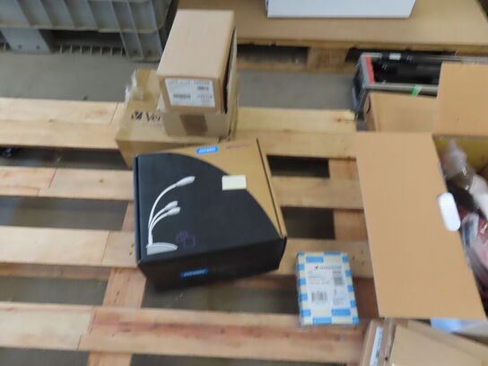 3 paller fra installationsafdeling - Højtalere, kabler, elektronik (se beskrivelse)