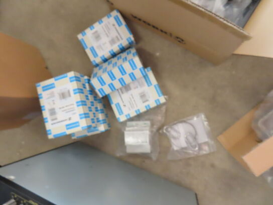 3 paller fra installationsafdeling - Højtalere, kabler, elektronik (se beskrivelse)