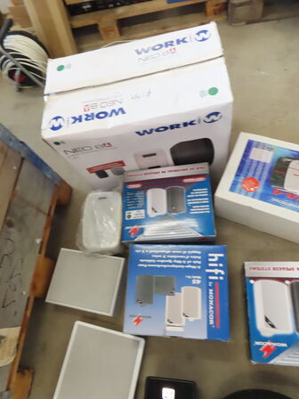 3 paller fra installationsafdeling - Højtalere, kabler, elektronik (se beskrivelse)