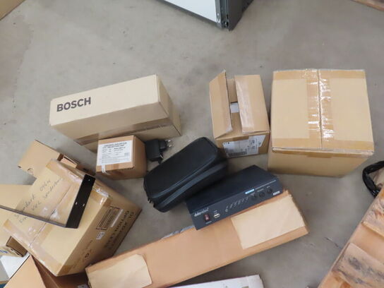 3 paller fra installationsafdeling - Højtalere, kabler, elektronik (se beskrivelse)