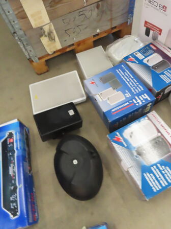 3 paller fra installationsafdeling - Højtalere, kabler, elektronik (se beskrivelse)