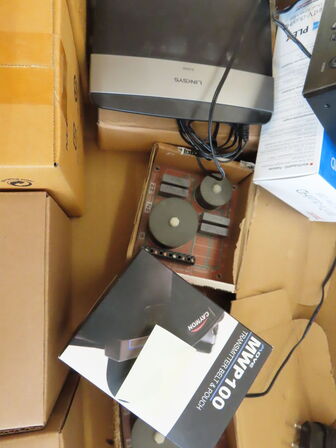 3 paller fra installationsafdeling - Højtalere, kabler, elektronik (se beskrivelse)