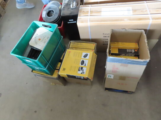 3 paller fra installationsafdeling - Højtalere, kabler, elektronik (se beskrivelse)