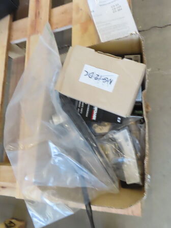 3 paller fra installationsafdeling - Højtalere, kabler, elektronik (se beskrivelse)