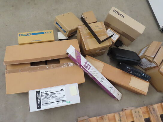 3 paller fra installationsafdeling - Højtalere, kabler, elektronik (se beskrivelse)