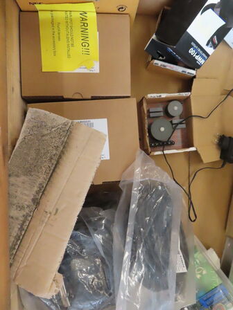 3 paller fra installationsafdeling - Højtalere, kabler, elektronik (se beskrivelse)