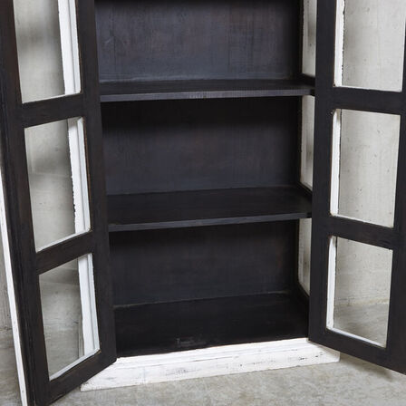 Hvidt lakeret Vitrineskab i træ