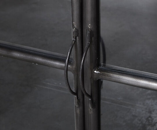 DOOM Industriel skaænk i jern og glas