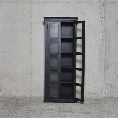 Sort lakeret Vitrineskab i træ