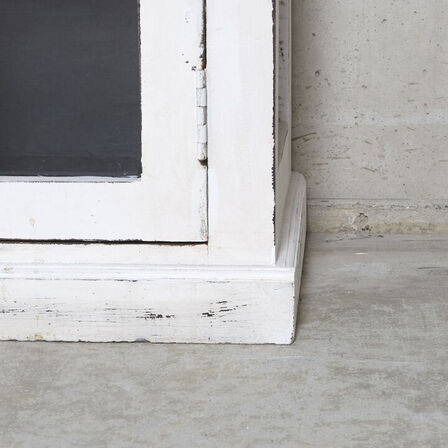 Hvidt lakeret Vitrineskab i træ