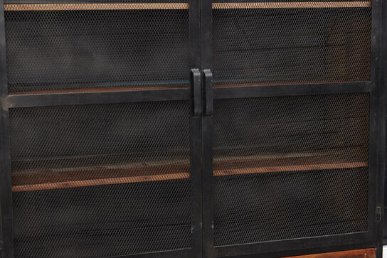 Farmer skab i jern og træ