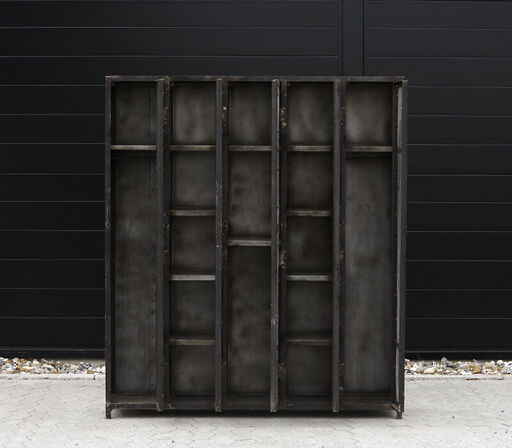 Garderobeskab i jern