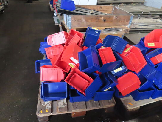 2 palle med diverse plastkasser