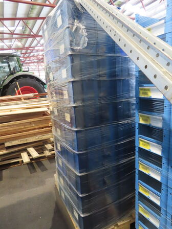 Palle med plastkasser