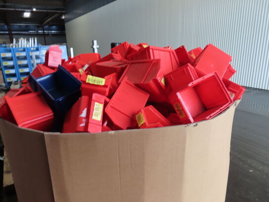 Palle med plastsortimentskasser