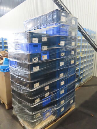 Palle med plastkasser