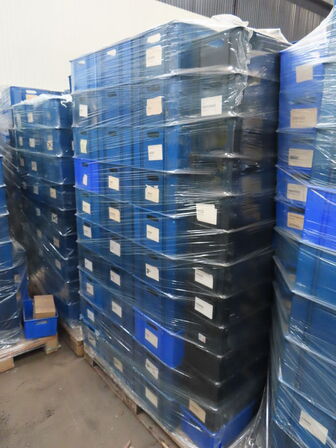 Palle med plastkasser