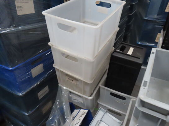 Palle med diverse plastkasser