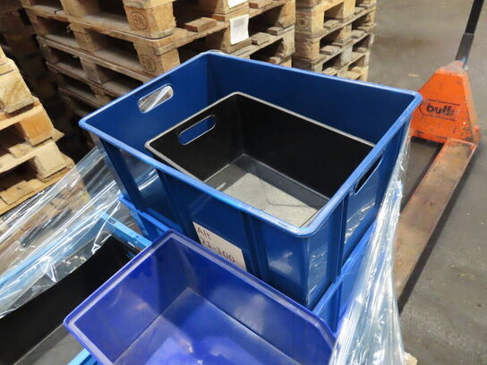 Palle med diverse plastkasser