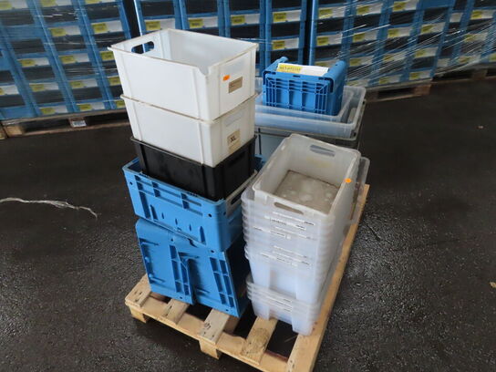 Palle med diverse plastkasser