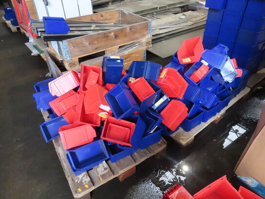 2 palle med diverse plastkasser