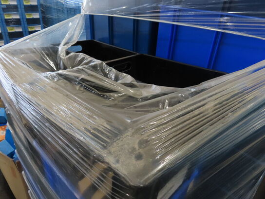 Palle med plastkasser