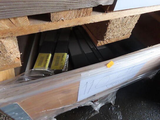 2 paller med papir hyldeforkant holder