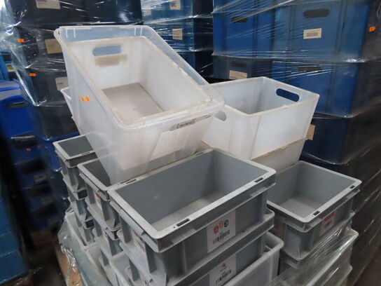 Palle med diverse plastkasser