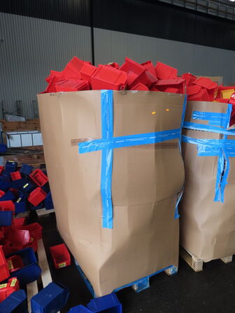 Palle med plastsortimentskasser