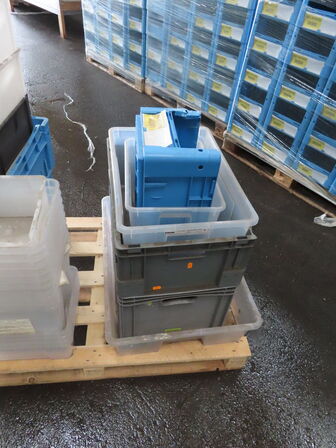 Palle med diverse plastkasser