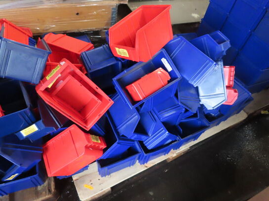 2 palle med diverse plastkasser