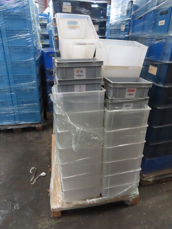 Palle med diverse plastkasser