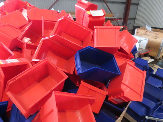 Palle med plastsortimentskasser