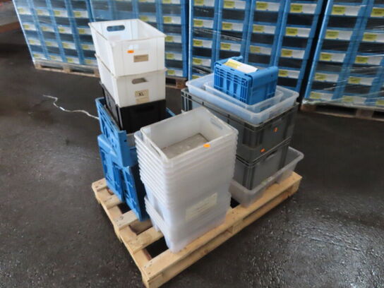 Palle med diverse plastkasser