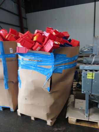 Palle med plastsortimentskasser