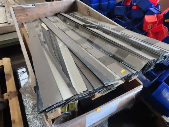 2 paller med papir hyldeforkant holder