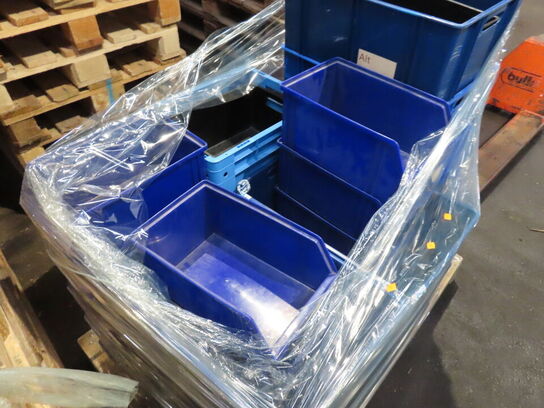 Palle med diverse plastkasser