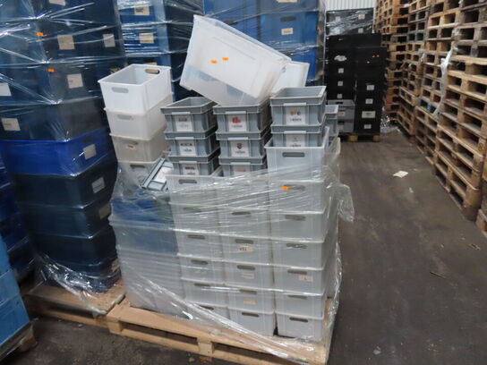 Palle med diverse plastkasser