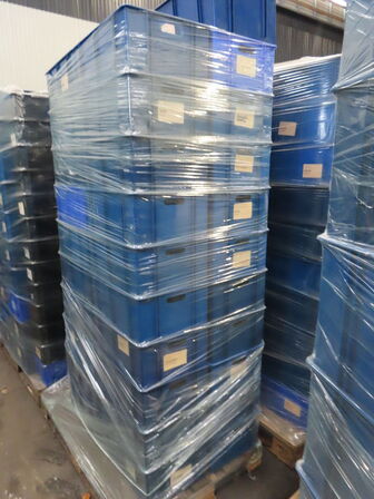 Palle med plastkasser