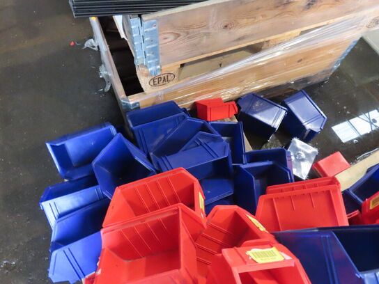 2 palle med diverse plastkasser