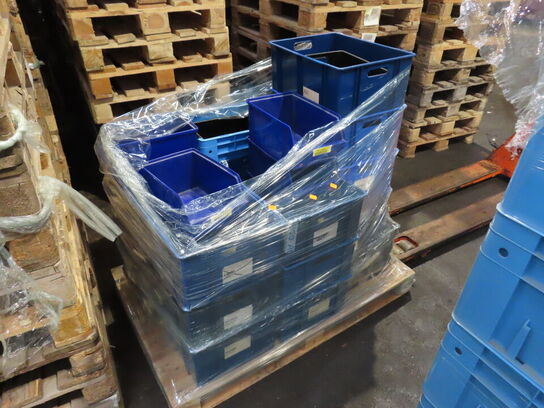 Palle med diverse plastkasser