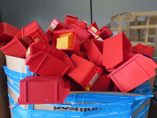 Palle med plastsortimentskasser