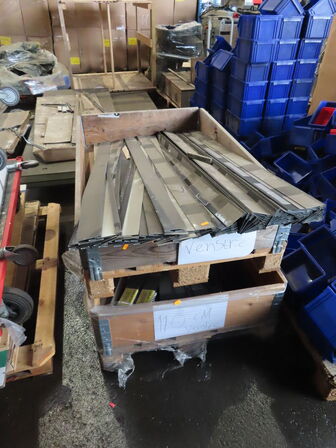 2 paller med papir hyldeforkant holder