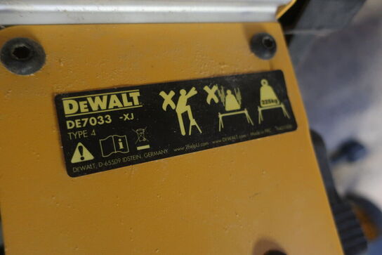 Kap/geringssav DEWALT samt arbejdsbord