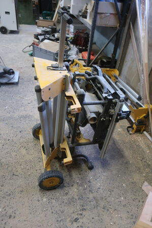 Bordrundsav DEWALT samt arbejdsbord