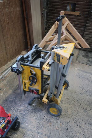 Bordrundsav DEWALT samt arbejdsbord